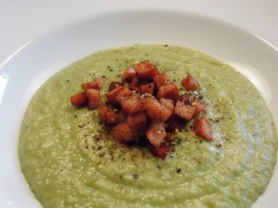 Cremige Erbsen - Lauch - Suppe mit Lyoner Croutons und buntem Pfeffer - Rezept