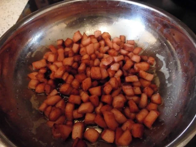 Cremige Erbsen - Lauch - Suppe mit Lyoner Croutons und buntem Pfeffer - Rezept - Bild Nr. 3