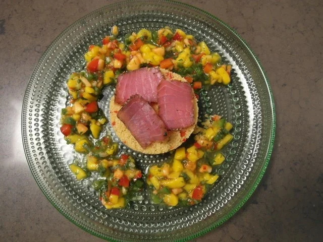 Geräucherter Yellow Fin Thuna auf süß-scharfem Cous Cous Salat mit Mango und Papaya - Rezept