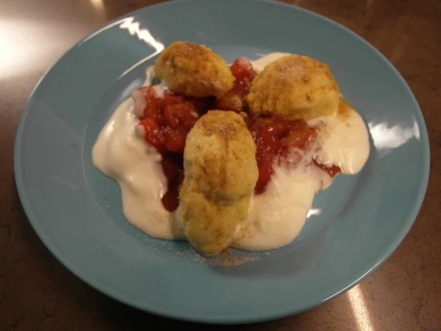 Rezept: Quarkknockerln und rotes Apfelmus Quarkknockerln und rotes Apfelmus - Rezept