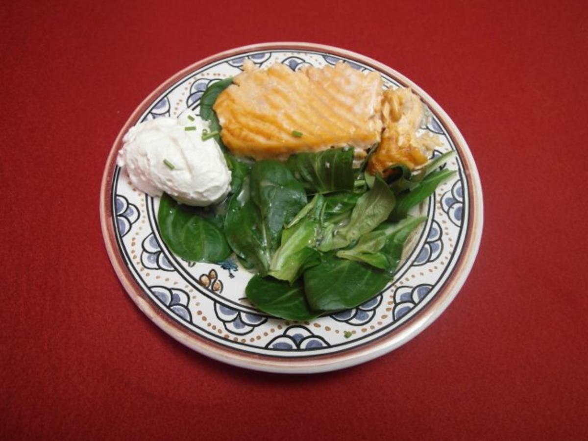 Salmao fresco frito com salada e dois molhos - Rezept