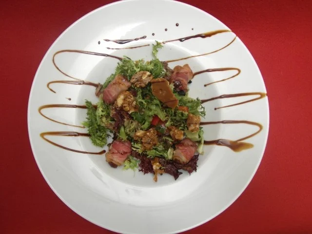 Salat mit karamellisierten Nüssen  und Datteln im Speckmantel - Rezept