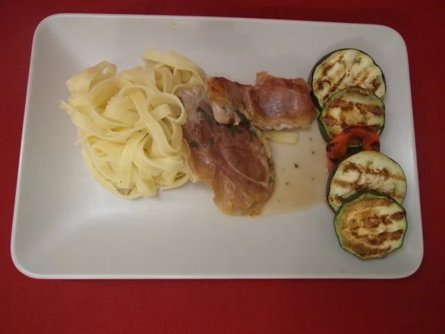 Kalbs-Saltimbocca auf einem in Butter geschwenkten Nudelnest und gegrilltem Gemüse - Rezept