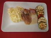 Kalbs-Saltimbocca auf einem in Butter geschwenkten Nudelnest und gegrilltem Gemüse - Rezept