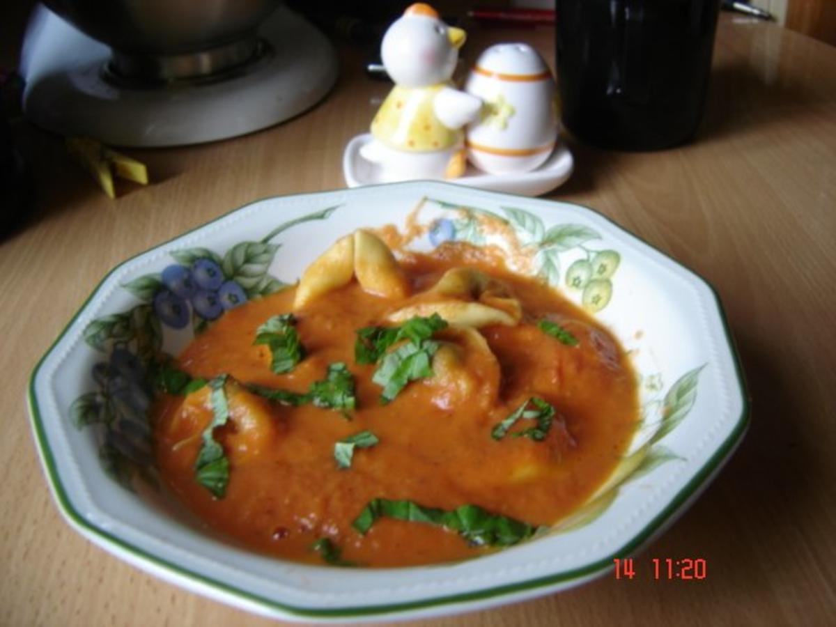 Bilder für Tomatensuppe mit Tortellini - Rezept