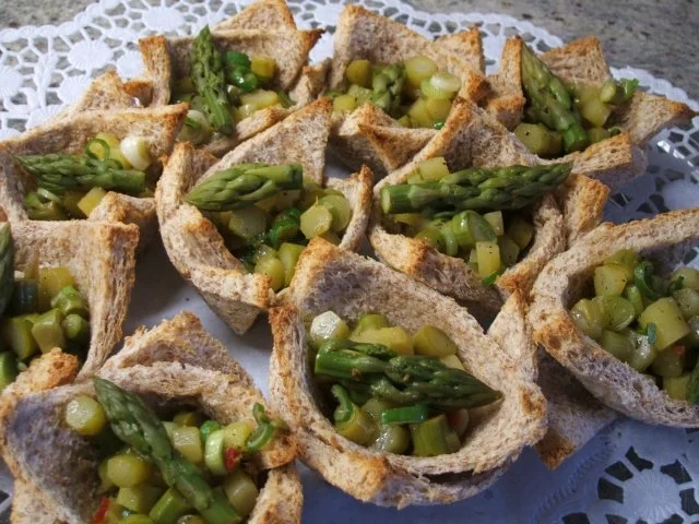 Rezept: Toast: (Toast)Körbchen mit Spargelsalat Toast: (Toast)Körbchen mit Spargelsalat - Rezept