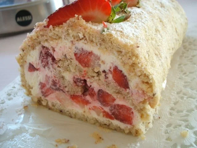 Backen: Nussbiskuitrolle mit Erdbeer-Quarkfüllung - Rezept