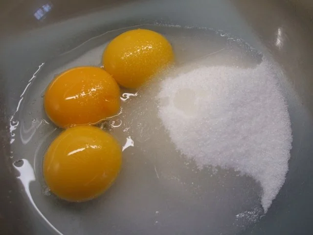 Backen: Nussbiskuitrolle mit Erdbeer-Quarkfüllung - Rezept - Bild Nr. 3