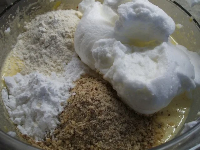 Backen: Nussbiskuitrolle mit Erdbeer-Quarkfüllung - Rezept - Bild Nr. 4