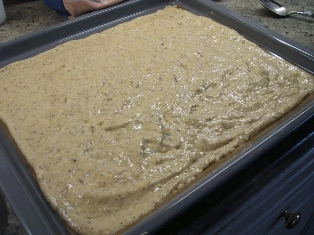 Backen: Nussbiskuitrolle mit Erdbeer-Quarkfüllung - Rezept - Bild Nr. 6