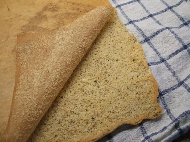 Backen: Nussbiskuitrolle mit Erdbeer-Quarkfüllung - Rezept - Bild Nr. 8