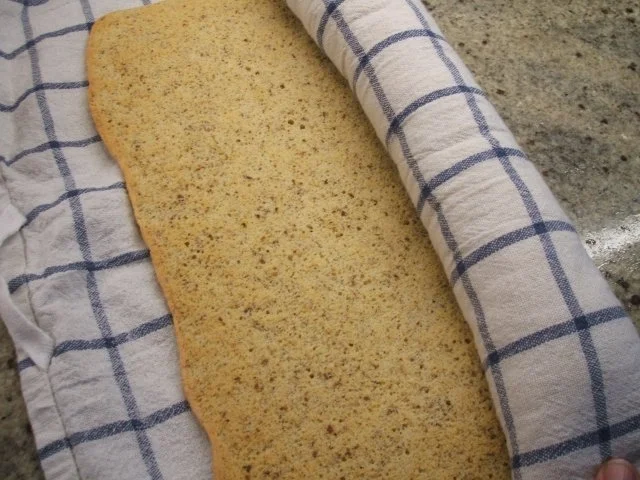 Backen: Nussbiskuitrolle mit Erdbeer-Quarkfüllung - Rezept - Bild Nr. 9