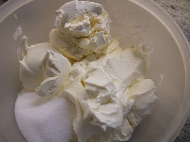 Backen: Nussbiskuitrolle mit Erdbeer-Quarkfüllung - Rezept - Bild Nr. 10