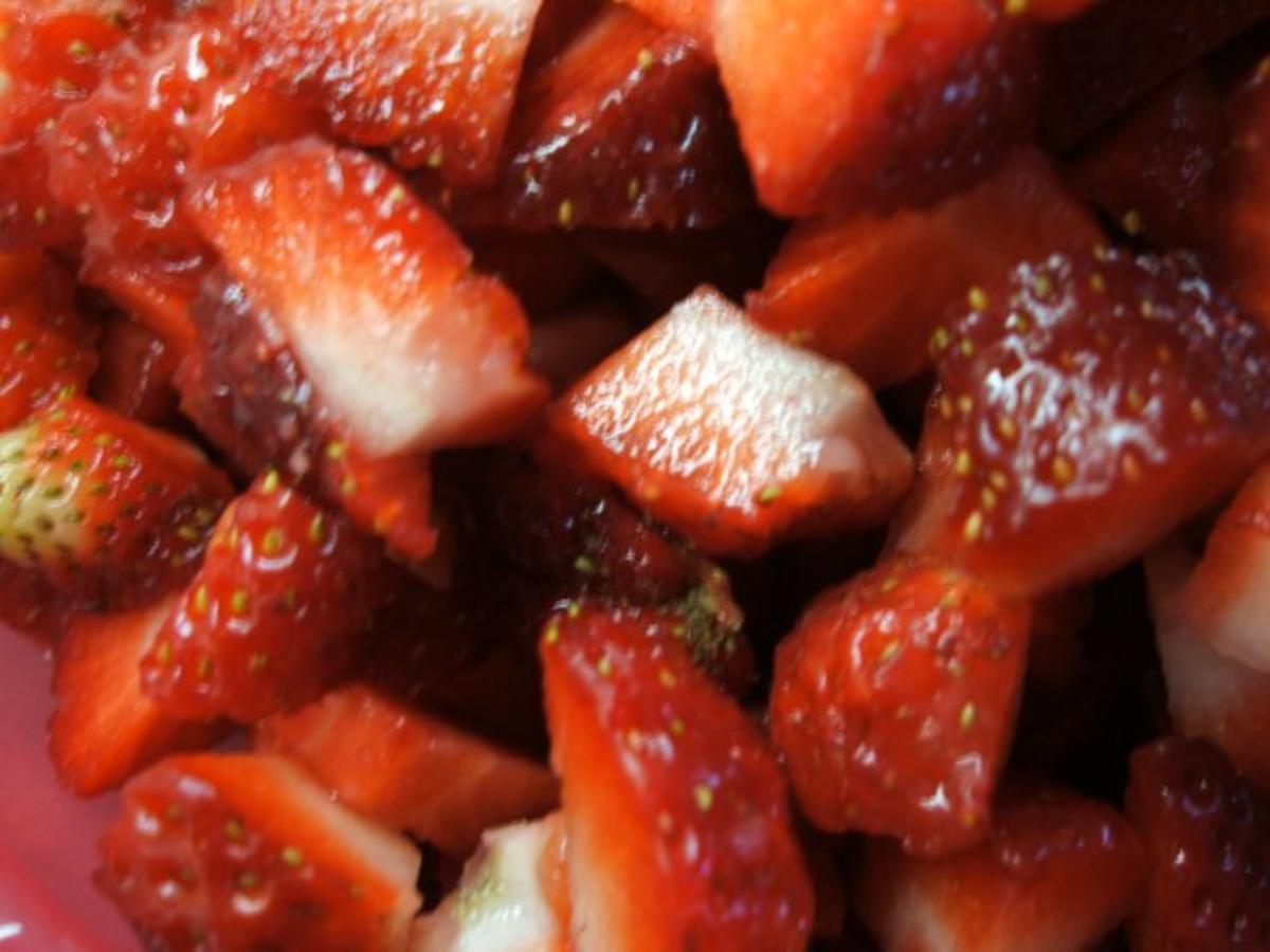 Backen: Nussbiskuitrolle mit Erdbeer-Quarkfüllung - Rezept - Bild Nr. 11