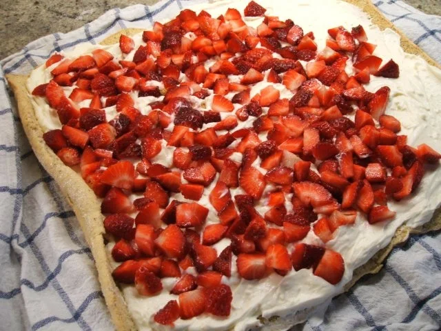 Backen: Nussbiskuitrolle mit Erdbeer-Quarkfüllung - Rezept - Bild Nr. 12