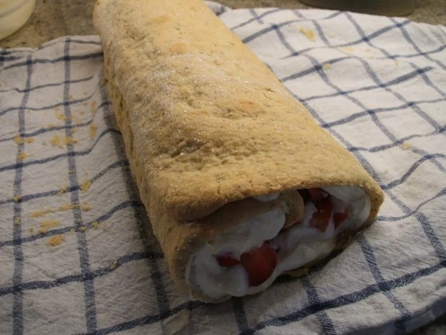 Backen: Nussbiskuitrolle mit Erdbeer-Quarkfüllung - Rezept - Bild Nr. 13