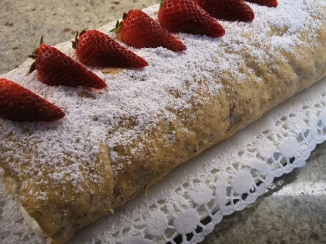 Backen: Nussbiskuitrolle mit Erdbeer-Quarkfüllung - Rezept - Bild Nr. 14