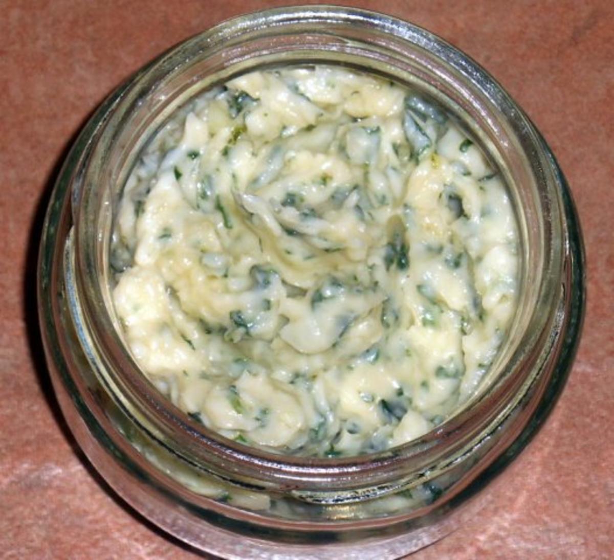 Rucola Butter mit Pinienkernen - Rezept