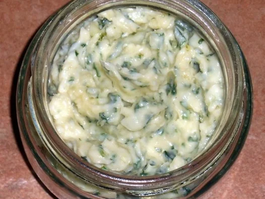 Rucola Butter mit Pinienkernen - Rezept