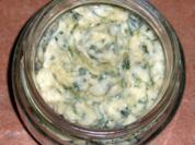 Rucola Butter mit Pinienkernen - Rezept