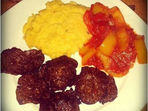 Rezept: Rind"v"leisch-Medallions zu Knoblauchpolenta und Paprikagemüse Rind"v"leisch-Medallions zu Knoblauchpolenta und Paprikagemüse - Rezept