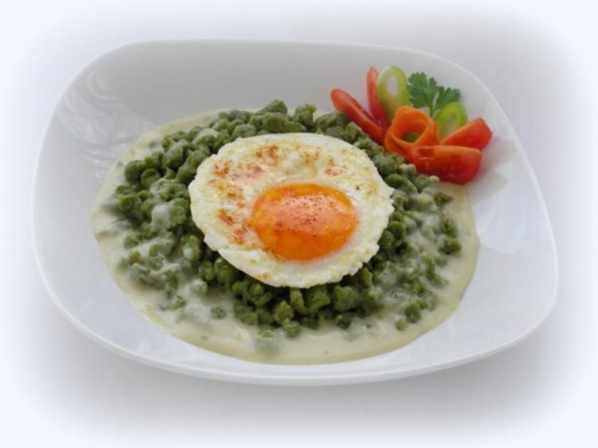 Spinat-Spätzle mit Gorgonzolasauce und Spiegelei - Rezept - kochbar.de