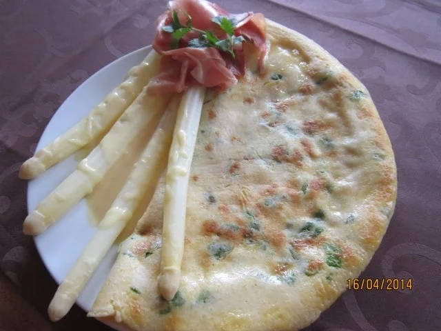 Spargelplatte mit Pfannkuchen ,Schinken und Hollandaise - Rezept