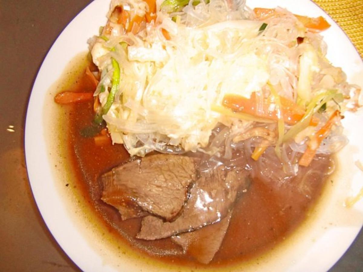 Gemüse-Glasnudel-Auflauf mit Rinderfilet - Rezept - kochbar.de