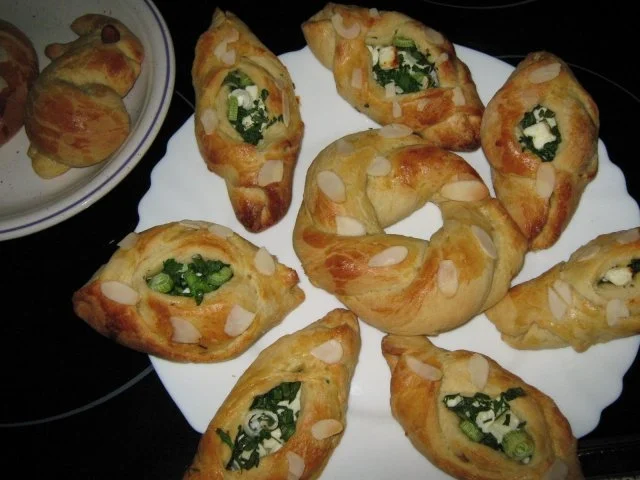 gefüllte Hefe-Teigtaschen mit Schafskäse, Petersilie und Frühlingszwiebel - Rezept