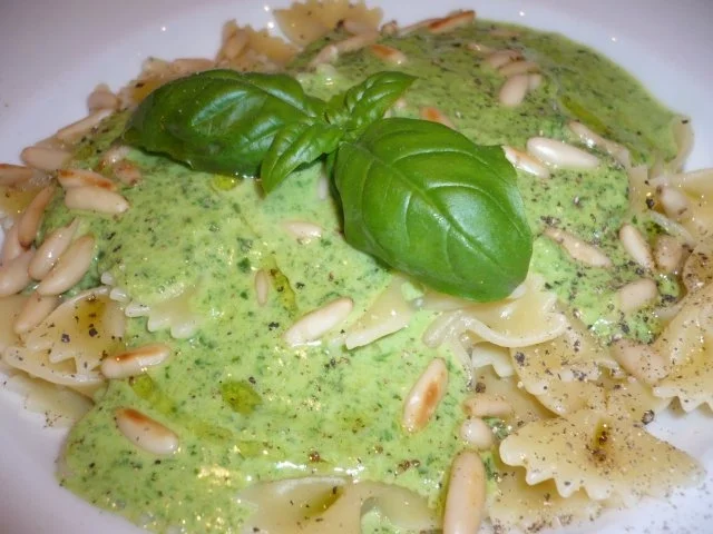 Farfalle mit Kräuterrahm und Pinienkernen - Rezept