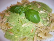 Farfalle mit Kräuterrahm und Pinienkernen - Rezept