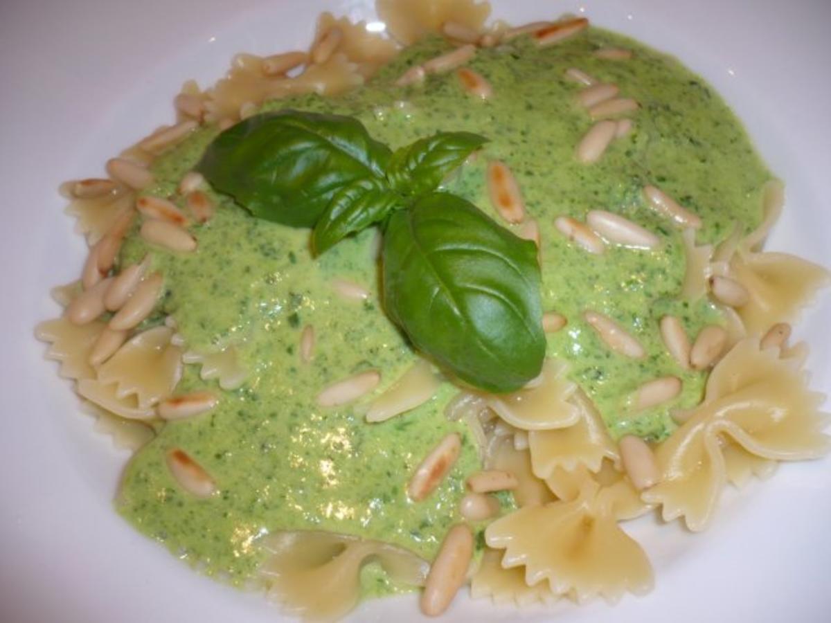 Farfalle mit Kräuterrahm und Pinienkernen - Rezept - kochbar.de