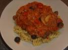 Nudeln mit Thunfisch Tomaten und schwarzen Oliven - Rezept