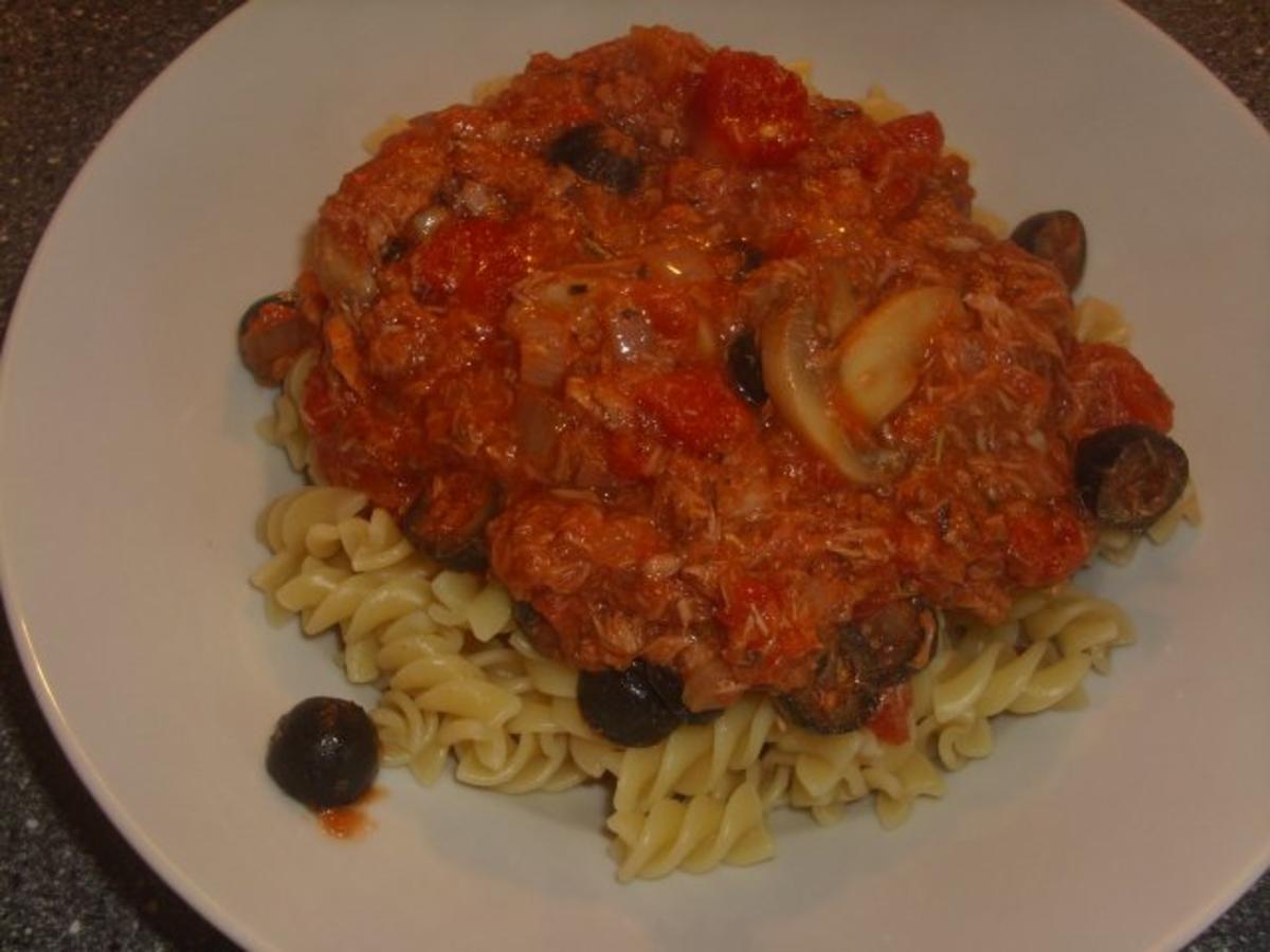 Nudeln mit Thunfisch Tomaten und schwarzen Oliven - Rezept - kochbar.de