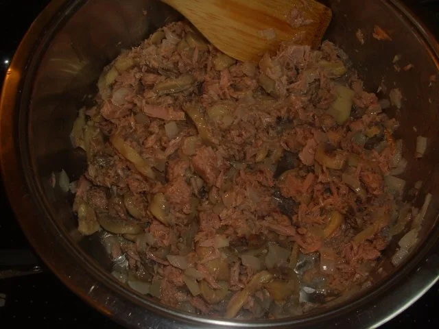 Rezept: Nudeln mit Thunfisch Tomaten und schwarzen Oliven Bild Nr. 2 Nudeln mit Thunfisch Tomaten und schwarzen Oliven - Rezept - Bild Nr. 2