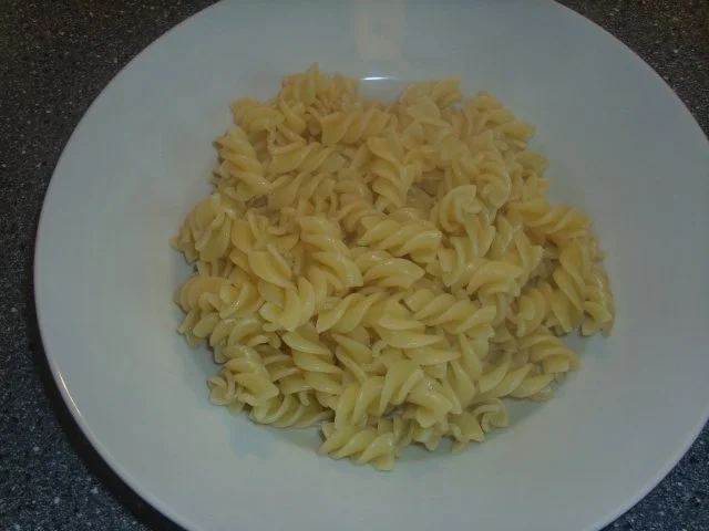 Rezept: Nudeln mit Thunfisch Tomaten und schwarzen Oliven Bild Nr. 4 Nudeln mit Thunfisch Tomaten und schwarzen Oliven - Rezept - Bild Nr. 4