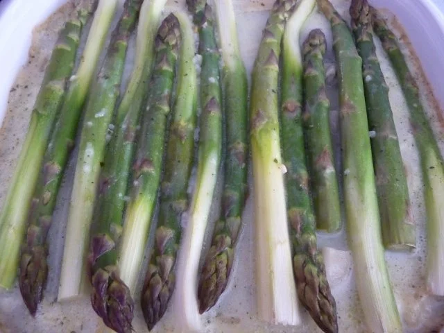 Rezept: Vegan : Gemüsemaultaschen - Auflauf mit grünem Spargel und veganem Käse überbacken Vegan : Gemüsemaultaschen - Auflauf mit grünem Spargel und veganem Käse überbacken - Rezept