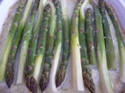 Vegan : Gemüsemaultaschen - Auflauf mit grünem Spargel und veganem Käse überbacken - Rezept