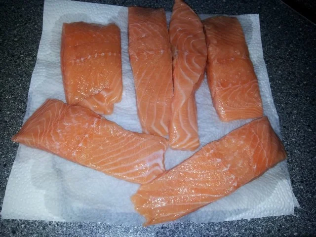 Fisch: Lachs in Dill -  Sahne - Soße zu Bandnudeln - Rezept