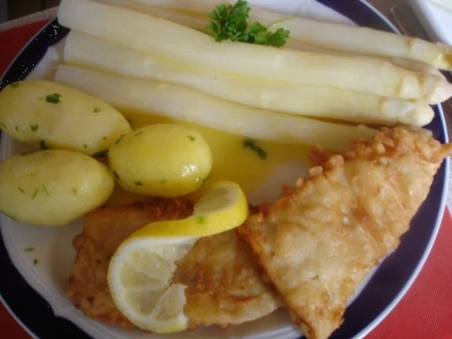 Rezept: Spargel mit Seelachsfilet im Bierteig, Petersilienkartoffeln und Sauce Hollandaise Spargel mit Seelachsfilet im Bierteig, Petersilienkartoffeln und Sauce Hollandaise - Rezept