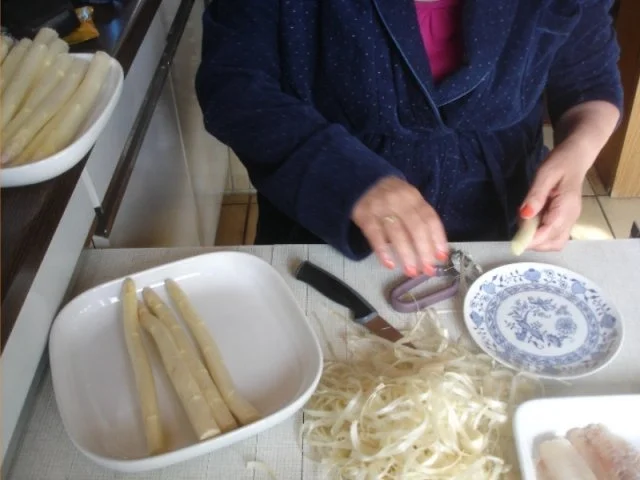 Rezept: Spargel mit Seelachsfilet im Bierteig, Petersilienkartoffeln und Sauce Hollandaise Bild Nr. 7 Spargel mit Seelachsfilet im Bierteig, Petersilienkartoffeln und Sauce Hollandaise - Rezept - Bild Nr. 7