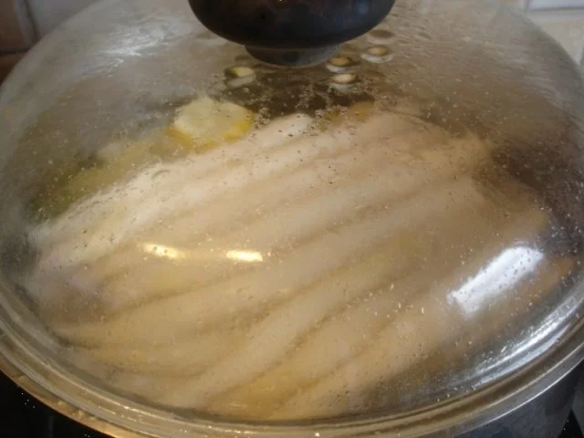 Rezept: Spargel mit Seelachsfilet im Bierteig, Petersilienkartoffeln und Sauce Hollandaise Bild Nr. 10 Spargel mit Seelachsfilet im Bierteig, Petersilienkartoffeln und Sauce Hollandaise - Rezept - Bild Nr. 10