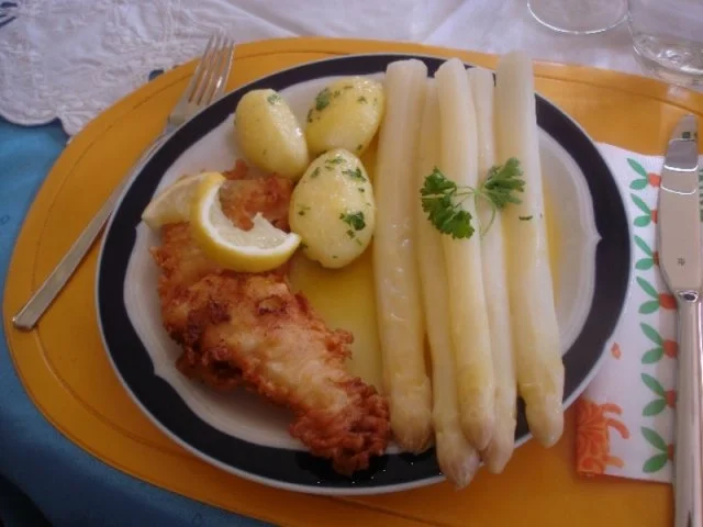 Rezept: Spargel mit Seelachsfilet im Bierteig, Petersilienkartoffeln und Sauce Hollandaise Bild Nr. 30 Spargel mit Seelachsfilet im Bierteig, Petersilienkartoffeln und Sauce Hollandaise - Rezept - Bild Nr. 30