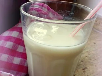 Rezept: Holunderblüten-Erdbeer-Joghurt-Shake Holunderblüten-Erdbeer-Joghurt-Shake - Rezept