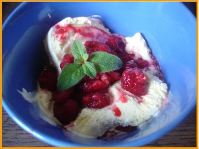 Rezept: Vanilleeis mit heißen Himbeeren Vanilleeis mit heißen Himbeeren - Rezept