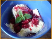 Rezept: Vanilleeis mit heißen Himbeeren Vanilleeis mit heißen Himbeeren - Rezept