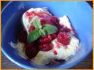 Vanilleeis mit heißen Himbeeren - Rezept