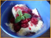 Vanilleeis mit heißen Himbeeren - Rezept