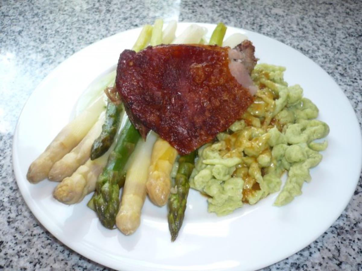 Putenkeule mit Bärlauchknöpfle, Spargel und Kräutersauce - einfach ...