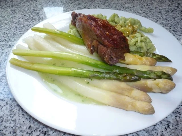Rezept: Putenkeule mit Bärlauchknöpfle, Spargel und Kräutersauce Bild Nr. 2 Putenkeule mit Bärlauchknöpfle, Spargel und Kräutersauce - Rezept - Bild Nr. 2